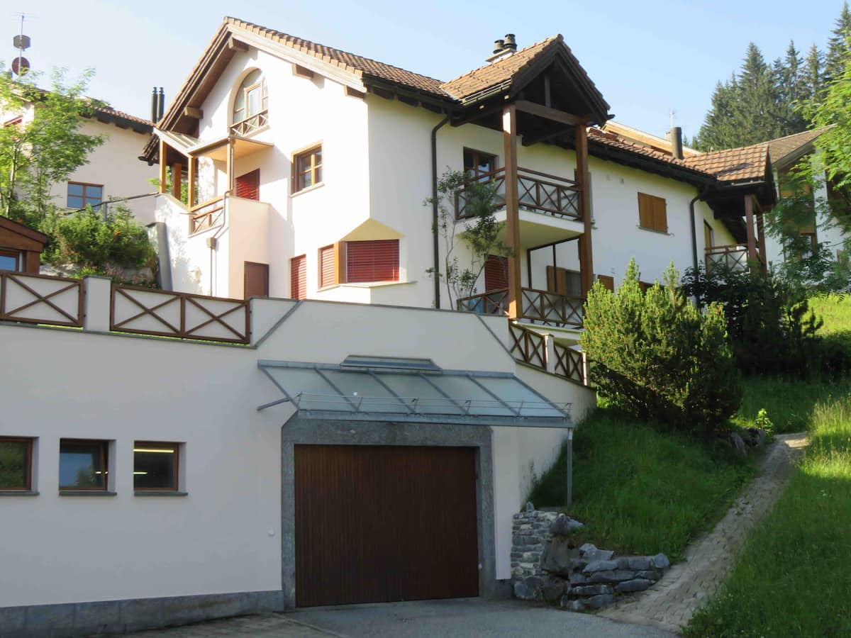 Ferienhaus Parpan Aussenansicht im Sommer