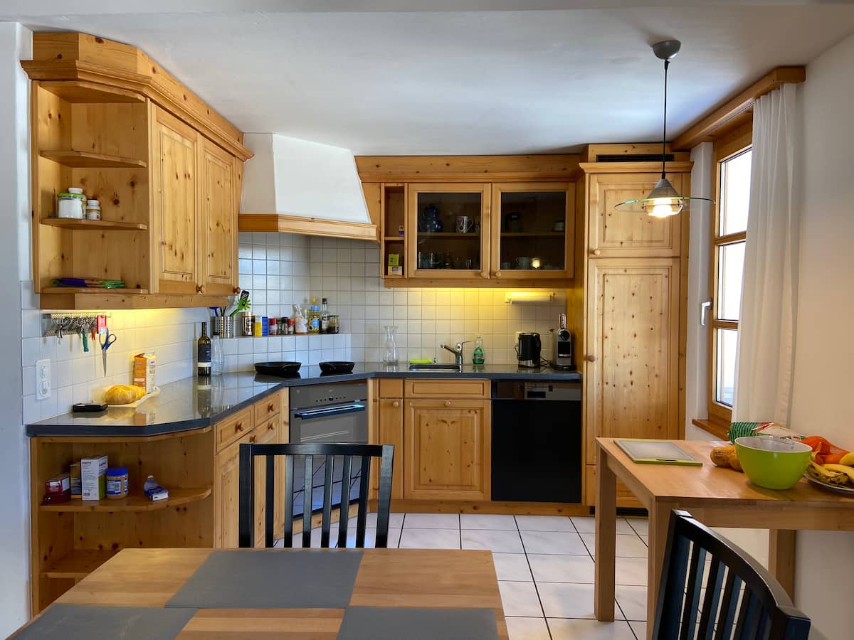 Voll ausgestattete Küche mit Arvenholz